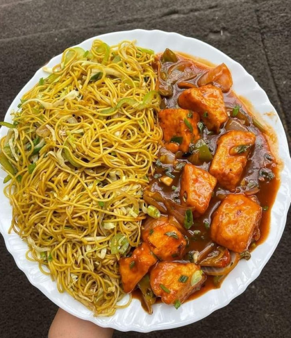 'Chilli Paneer with Fried Rice/Noodles