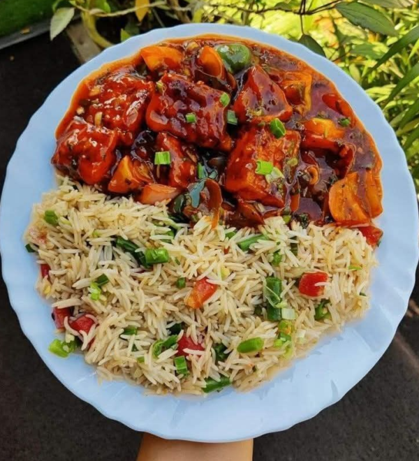 'Chilli Paneer with Fried Rice/Noodles